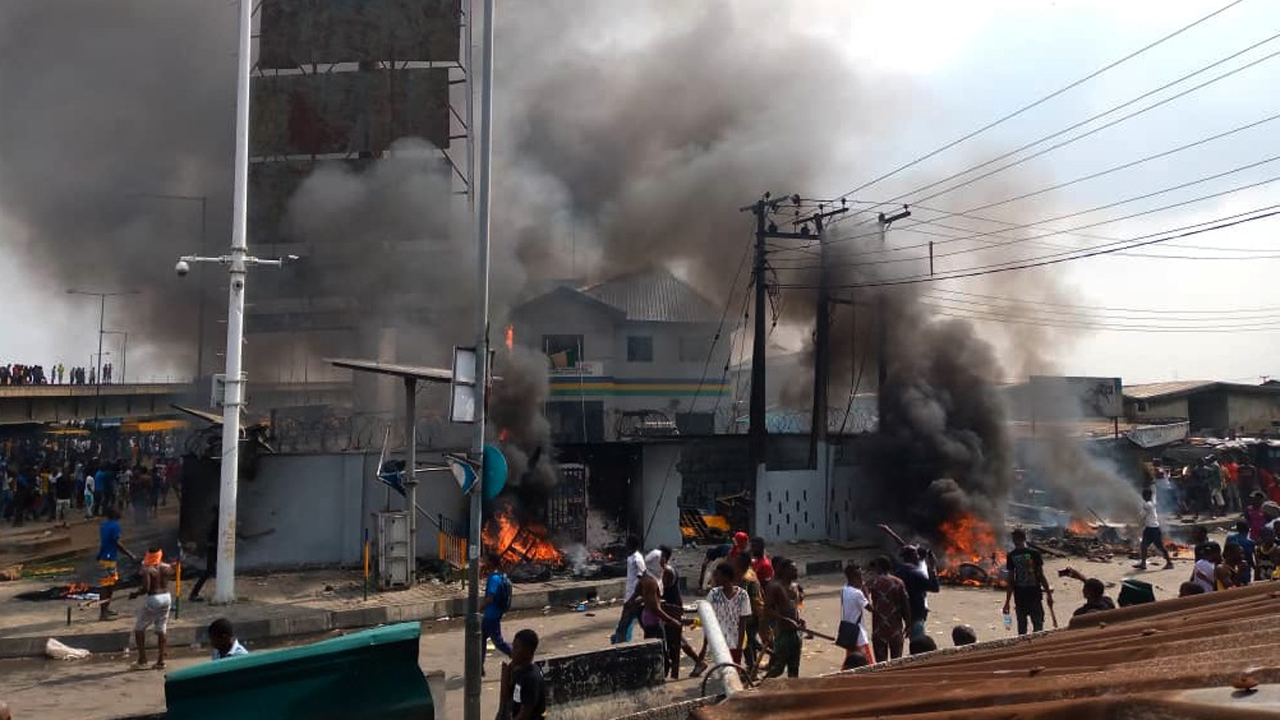 You are currently viewing Violence Breaks Out in Lagos Over New Naira Note Scarcity.