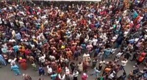 Read more about the article Crowds Surrounded CBN With Old Naira Notes In Lagos, Kaduna